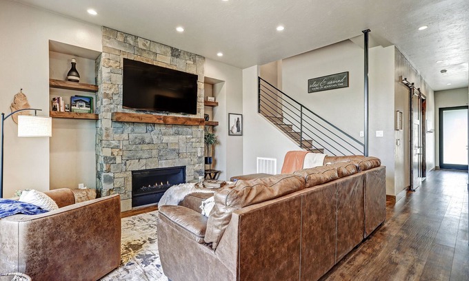 Angel Fire House | Close to Slopes | WiFi | Hot Tub | Valley View Villa 8