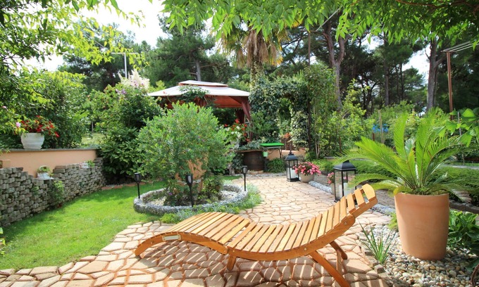 Brulo House | Close to the beach, garden with jacuzzi, barbecue and loungers