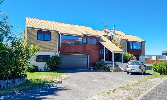 Taupo House | Close to town family home