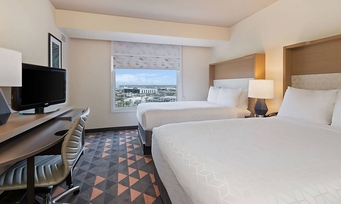 Florida Center Hotel | Close to Universal Studio! 2 Family-friendly Rooms, Onsite Parking, Pool!