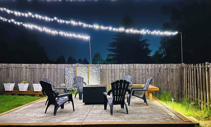 Dundee House | Closest to town Steps to Wine/Food Fire-Pit Deck BBQ Fast Wifi