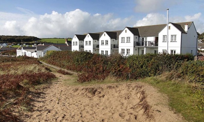 Horton House | Clover Cottage - Four Bedroom House, Sleeps 8