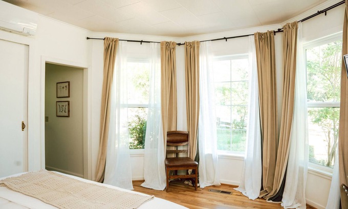 Etna Bed & Breakfast | Clover Room