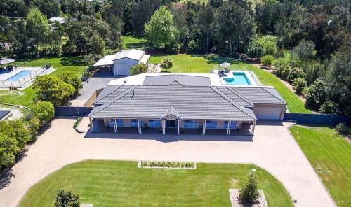 One Mile House | Coast and Country Estate - 15m Heated Pool and Minutes to Beach