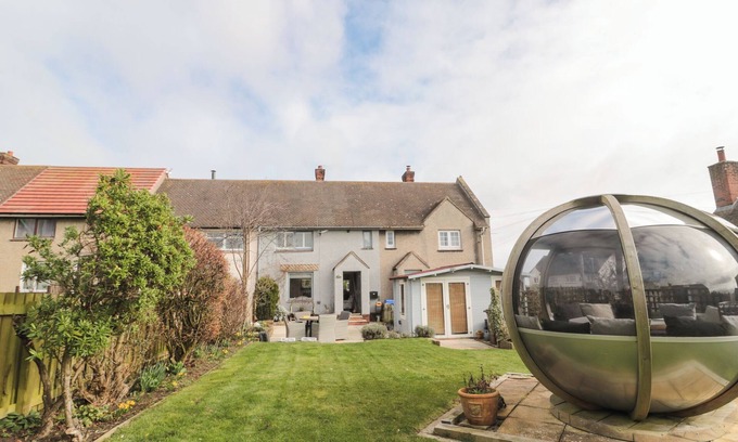 Bamburgh Cottage | COAST COTTAGE, pet friendly, country holiday cottage in Bamburgh