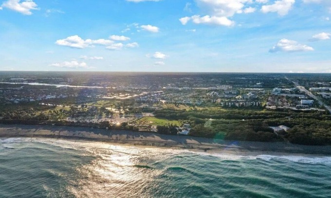 Jupiter Villa | Coastal 1 Bdrm Villa w/Private Balcony in a Tropical Oasis