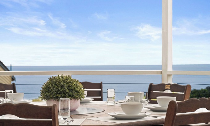 Copacabana House | “Coastal Bliss” – 450m Stroll from the Beachfront