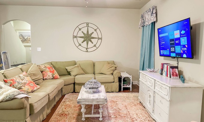 Holly Ridge House | Coastal Comfort: Beach Townhome 10 Minutes from the Shore & Camp Lejeune gate!