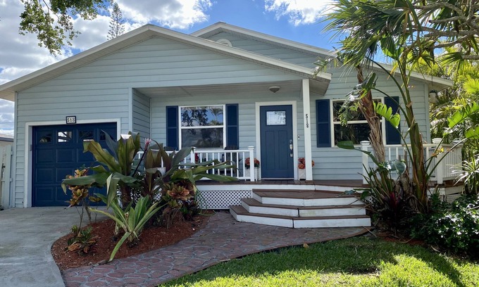 Naples Park House | Coastal Cottage, <1 mile to the Beach, near Ritz Carlton!
