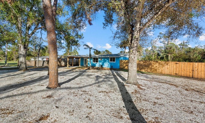 Englewood House | Coastal Cottage 2 Miles to the Beach