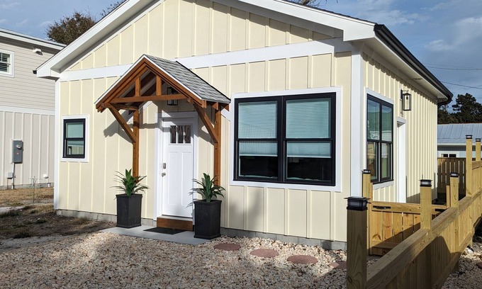 Morehead City Cottage | Coastal Cottage, walk to downtown Beaufort, close to beaches, pet friendly.