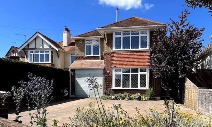 Bournemouth House | Coastal family holiday home near stunning sandy beaches & River Stour in Dorset.