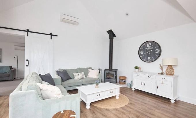 Torquay House | Coastal Family Lodge