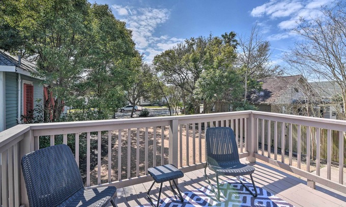 Galveston Cottage | Coastal Galveston Retreat < 1 Mi to Beaches!
