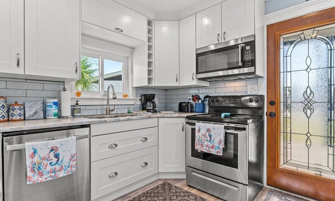 Lower Grand Lagoon Cottage | Coastal Getaway w/Golf Cart. Tons of amenities- Pickleball, pools, putt-putt.