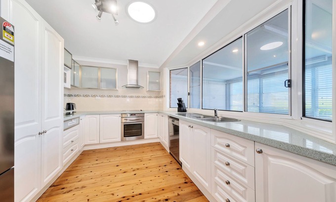 Long Jetty House | Coastal Home/Outdoor Spa-10mins from the beach