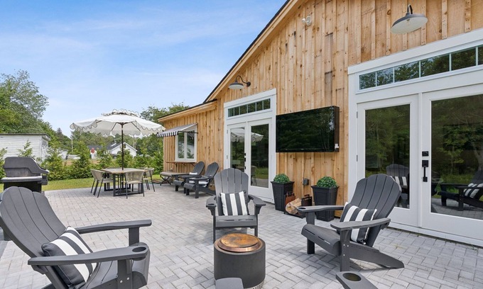 Kennebunk House | Coastal Maine Retreat ~ 1 Mile to BEACH! Outdoor TV, Firepit, Shower & more!