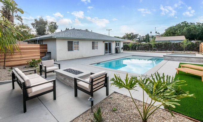 Loma Alta House | Coastal modern home 10 min from the beach with a stunning pool and spa!