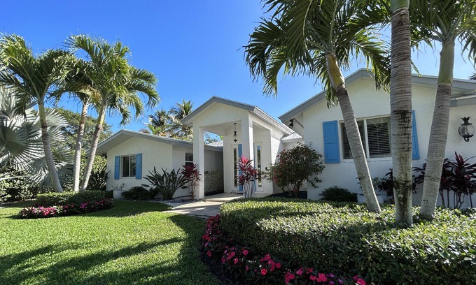 Totterdale House | Coastal modern house in prime Lake Ida close to Beach and Avenue!