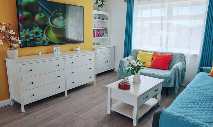 Port Talbot House | Coastal retreat 8 mins walk from Aberavon Beach