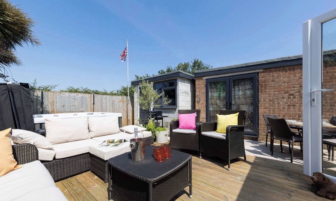 East Wittering House | Coastal Retreat with Hot Tub, Walk to Beach