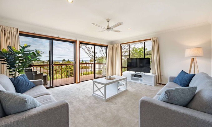 Copacabana House | "Coastal Serenity" – Ocean Views & Close to Beach