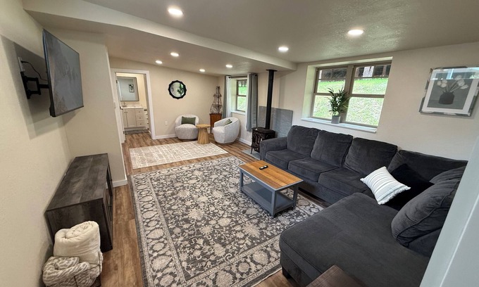 Freshwater House | Coastal Valley Hideout , 5 bedroom, 3 bath, 5 min to Cal Poly. Redwoods!