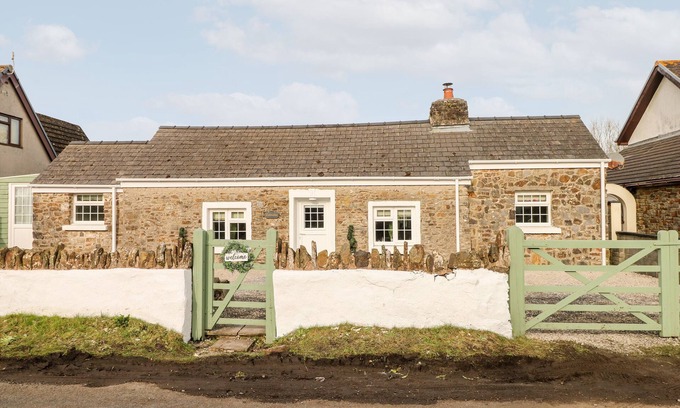 Kilgetty Cottage | COBWEBS, pet friendly, character holiday cottage in Saundersfoot