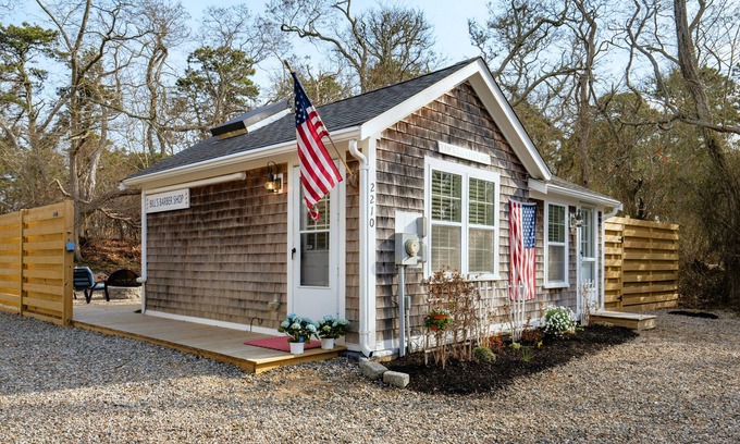 South Chatham House | Cockle Cottage - Renovated Chatham Cape House .9 Miles from Beach