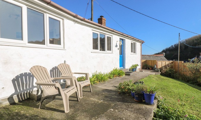 Helford Passage House | COCKLE ISLAND COTTAGE, romantic, with open fire in Porthallow