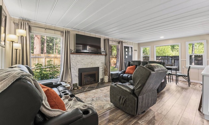 Lake Forest Cabin | Cody Bear Cabin | Pet Friendly w/Hot Tub & Yard!