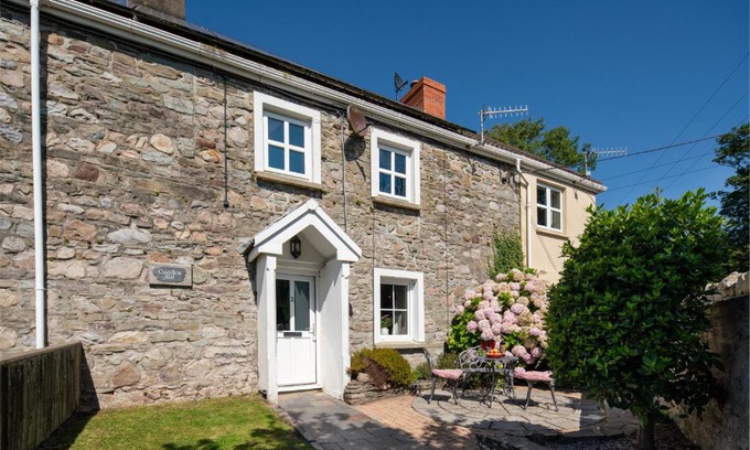 Kidwelly House | Coeden Afal