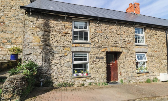 Newport Cottage | COEDMOR, pet friendly, with a garden in Newport, Pembrokeshire