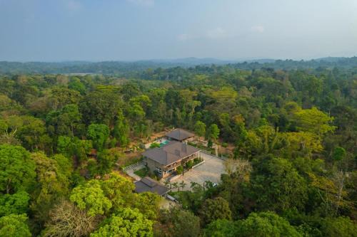 Virajpet Villa | Coffee & Mist Luxury Villa- Comp Breakfast, Pool, Lounge, and Coffee Estate by StayVista