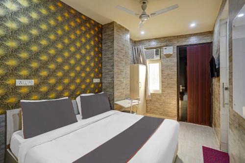 Delhi Hotel | Collection O Model Town Metro View