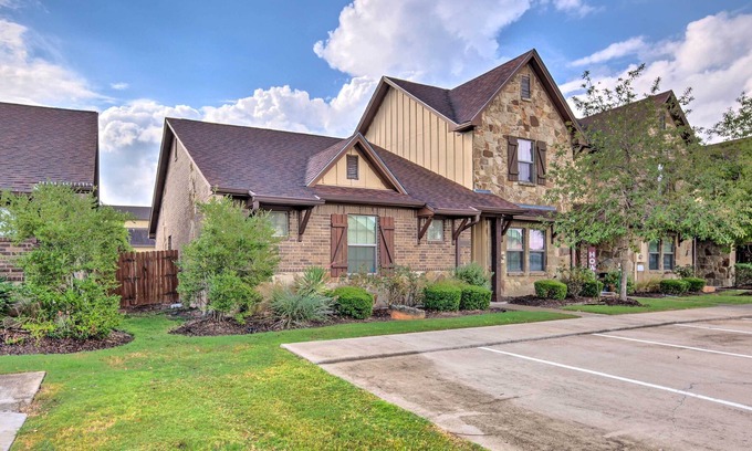 Wellborn House | College Station Townhome w/ Fenced Backyard!
