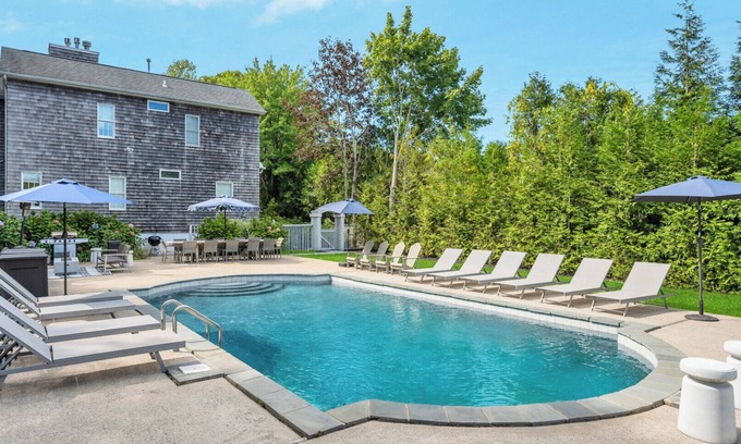 Southampton House | COLONIAL COMPOUND WITH OVERSIZED LIVING ROOMS, GYM, AND ARCADE ROOM, CLOSE.