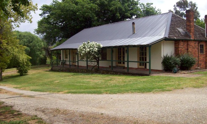 Allans Flat Hotel | Colonial Inn Guest Rooms