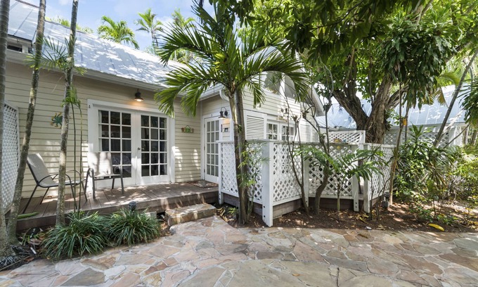 Old Town Cottage | Colony Sunset- Bright and airy cottage in the heart of old town Key West