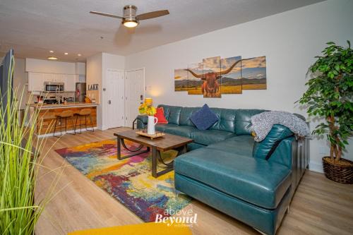 Highland Lake Estates House | Color Pop by the Pool!