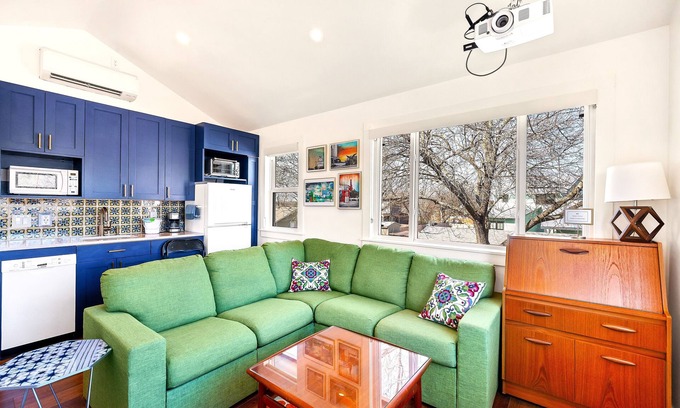 Crestview Apartment | Colorful and Cozy★King Bed ★Near UT, Domain, Downtown