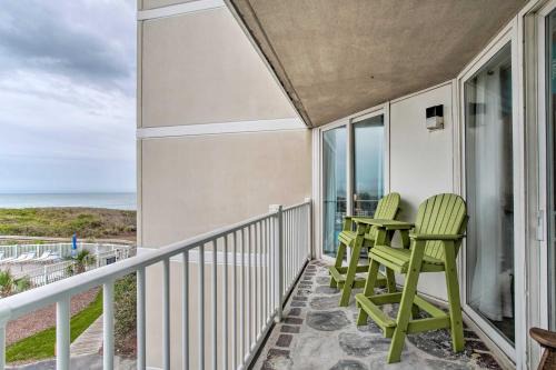Sneads Ferry Apartment | Colorful Beachfront Condo with Resort Amenities