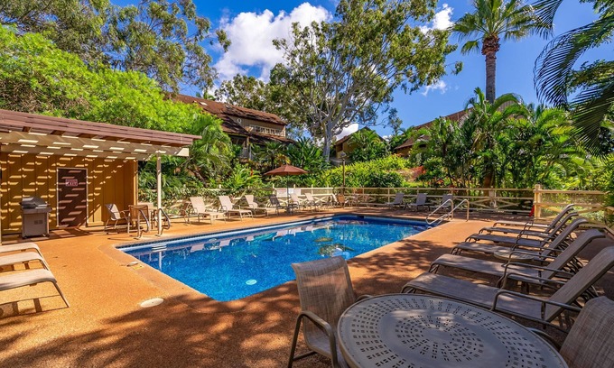 Maunaloa Condo | Colorful condo by the beach with a washer/dryer, lanai, & on-site pool