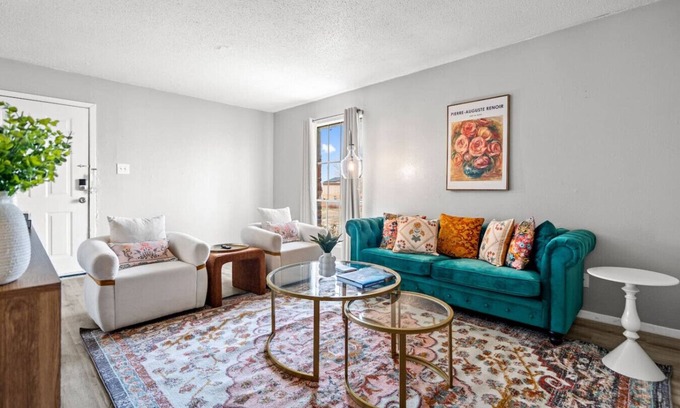 Garland Apartment | *Colorful Cozy Escape w/Grill