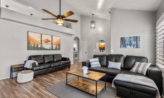 Munds Park House | Colorful Gem ~ BBQ ~ Yard Games