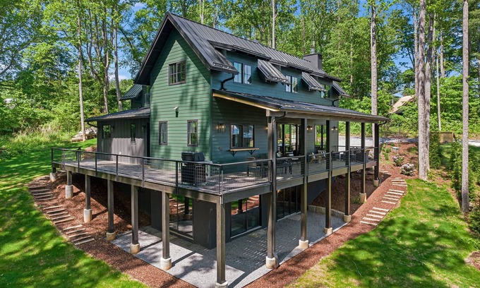 Skyland House | Colorscape | Bright 4BR Mountain Retreat w/Hot Tub, Ping Pong & Biltmore Pass
