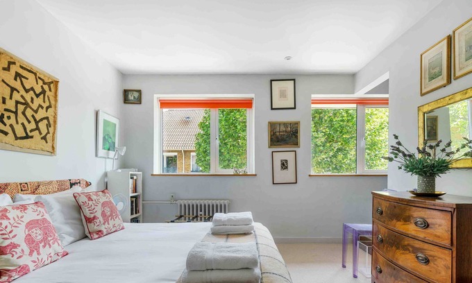 Chelsea Riverside Apartment | Colourful 2 bed, 2 bath Chelsea apt with balcony