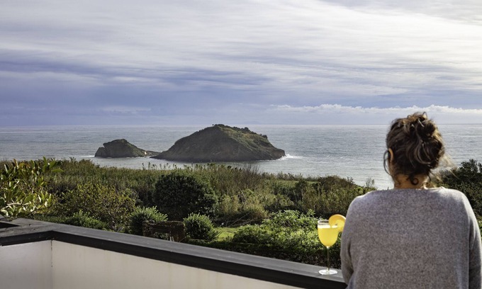 Vila Franca do Campo Apartment | Come and enjoy peace, quiet and views of the sea and mountains in your comfort.