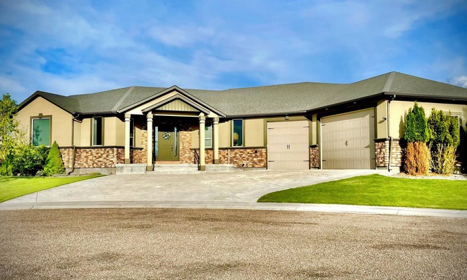 American Falls House | Come relax in our spacious home with spectacular views!