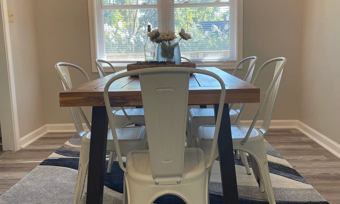 Crisfield House | Come, sit back and relax at the "Catch of the Bay"